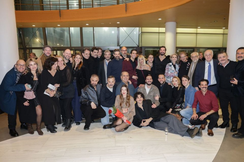 Ο θίασος μετά την παράσταση 