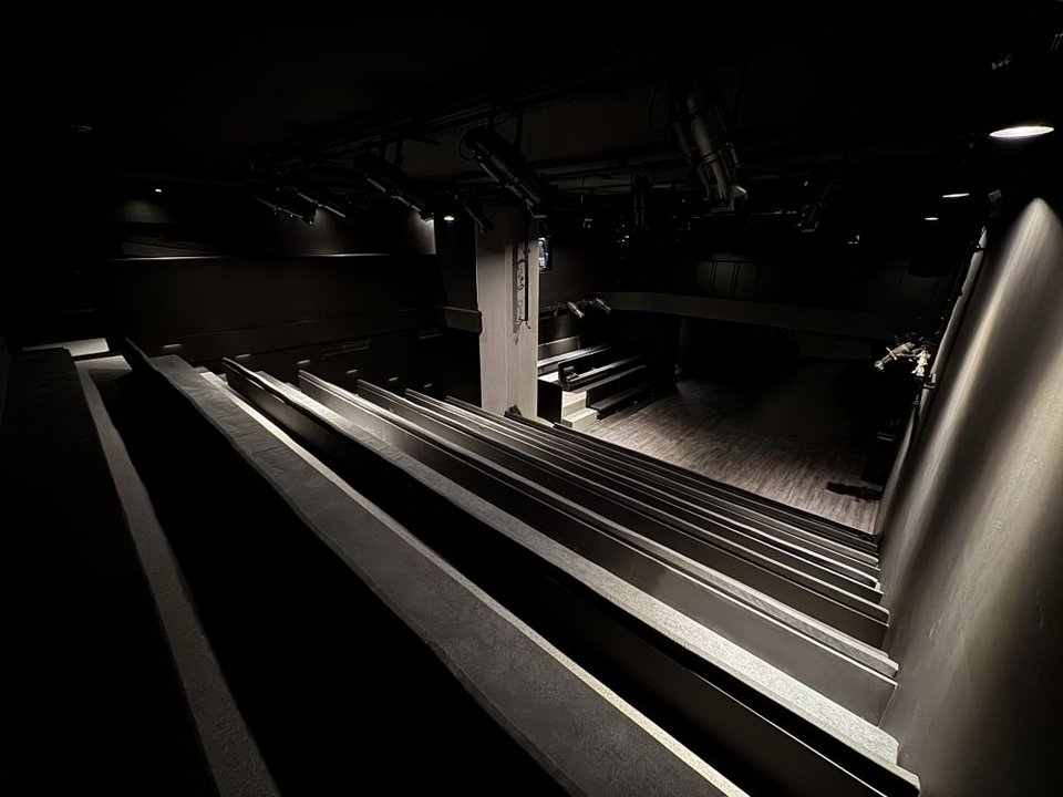 Βασικοί άξονες του Θεάτρου Μαβίλη είναι η πολυφωνία, η καλλιτεχνική πολυχρωμία και η ανάπτυξη συνεργασιών με δημιουργούς, παραγωγούς και φορείς από το εγχώριο και το διεθνές πολιτιστικό περιβάλλον