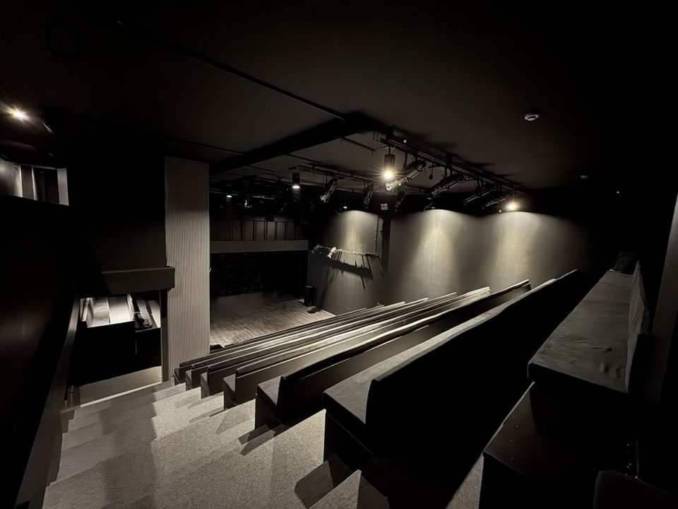 Το Θέατρο Μαβίλη φιλοδοξεί να αποτελέσει έναν ανοιχτό, προσβάσιμο και φιλόξενο χώρο για το κοινό της Αθήνας όλες τις εποχές του χρόνου, ενταγμένο στην καθημερινότητα της πόλης