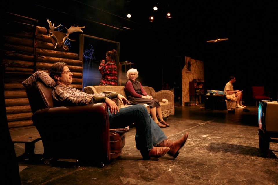 H Ομάδα Νάμα και το Σύγχρονο Θέατρο παρουσιάζουν το βραβευμένο έργο του κορυφαίου Αμερικανού θεατρικού συγγραφέα Σαμ Σέπαρντ «Το Ψέμα του Μυαλού»