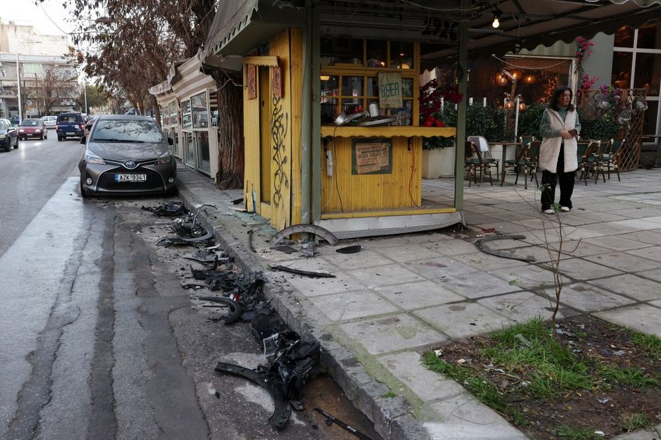 Η 24χρονη τα ξημερώματα προσέκρουσε σε 15 σταθμευμένα αυτοκίνητα, ένα κατάστημα κι ένα περίπτερο