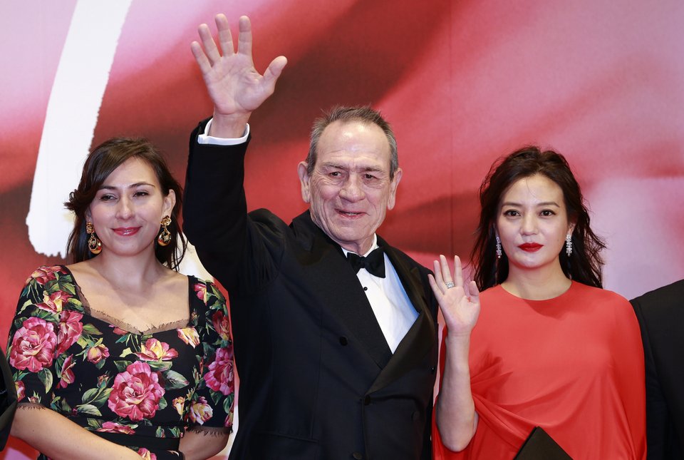 Ο Τόμι Λι Τζόουνς με την κόρη του, Βικτόρια