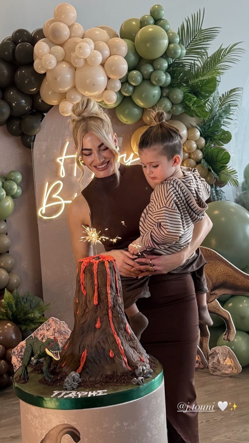 Ο μικρός Πάρης χαζεύει την εντυπωσιακή τούρτα-ηφαίστειο