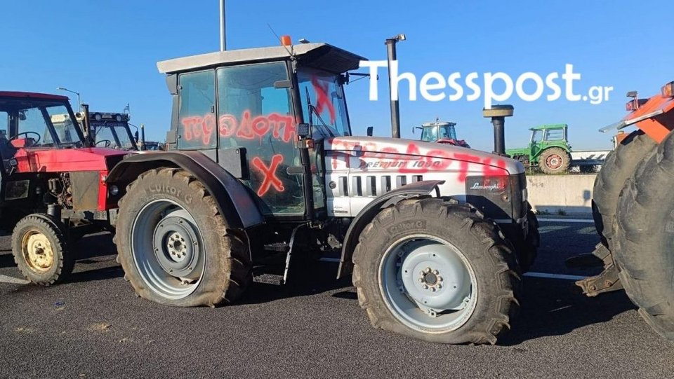 Βανδάλισαν τρακτέρ στον κόμβο της Νίκαιας / Φωτογραφία: Thesspost