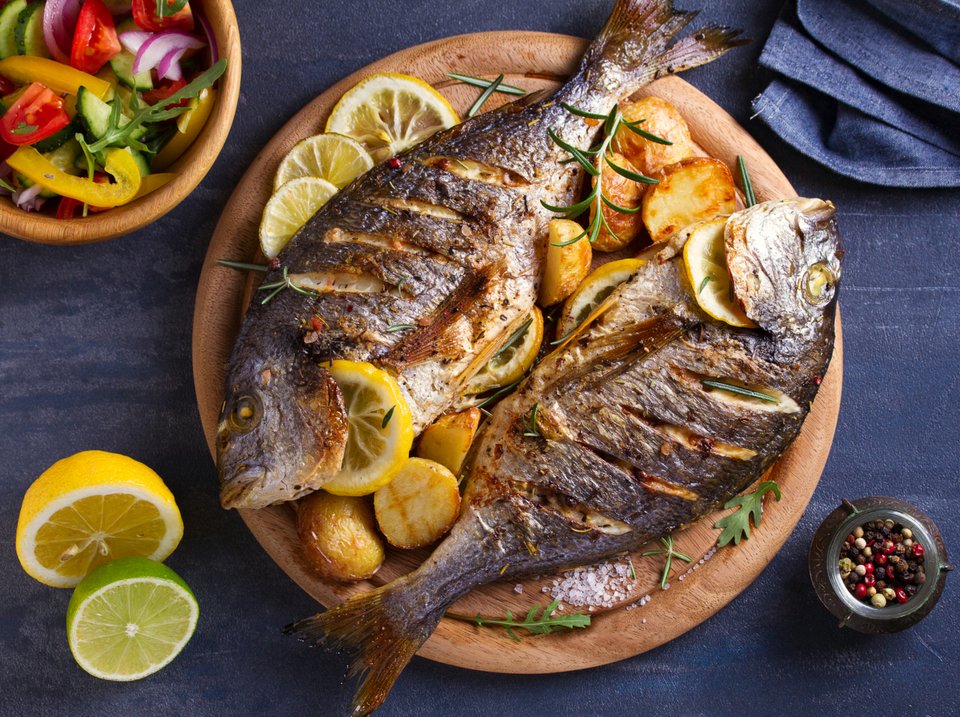 Τσιπούρες ψητές στη λαδόκολλα / Φωτογραφία: Shutterstock