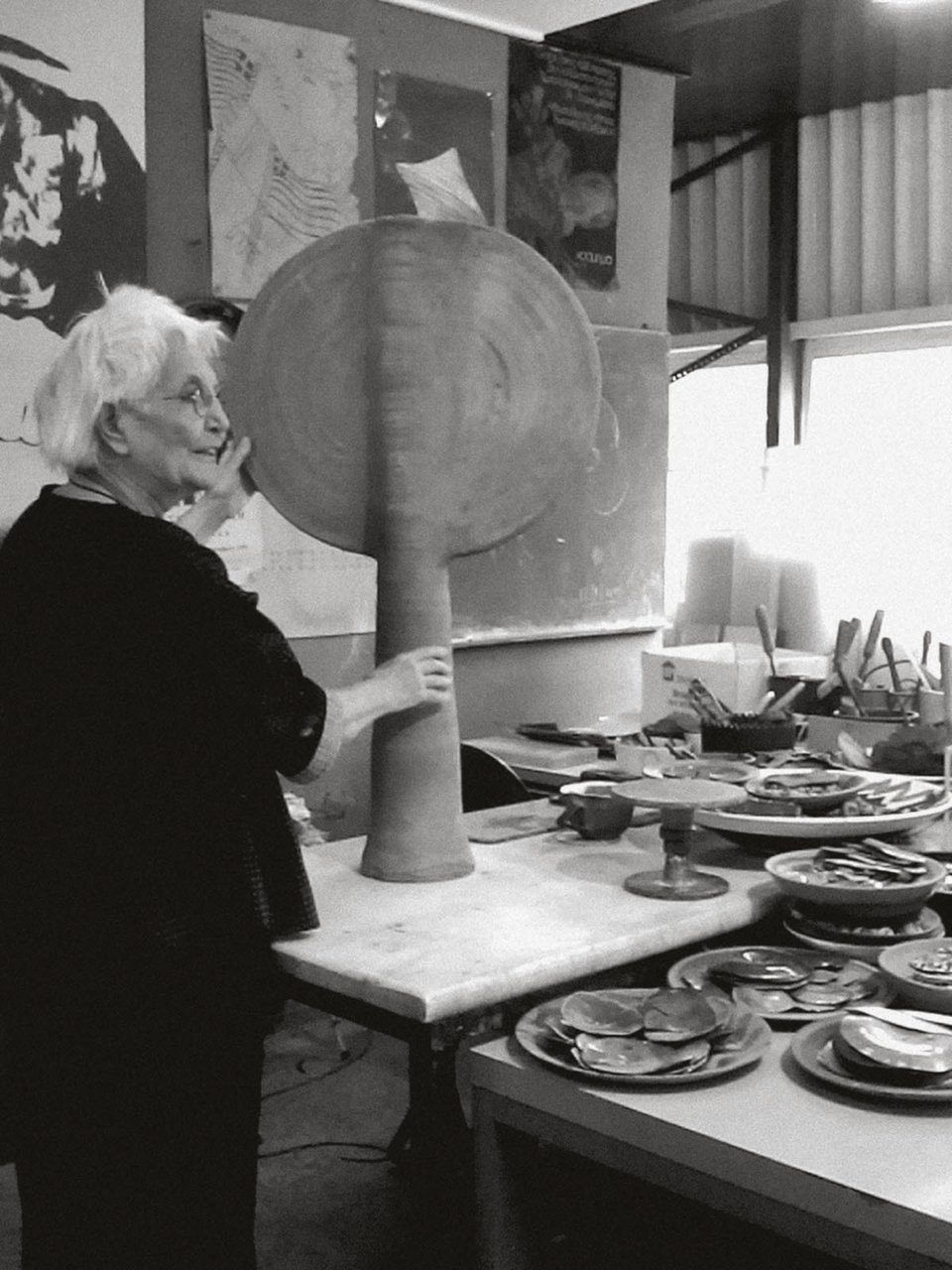 Για πενήντα και πλέον χρόνια η Ελένη Βερναδάκη δημιούργησε εκατοντάδες κεραμικά αντικείμενα-φόρμες, ανανεώνοντας ριζικά την καλλιτεχνική κεραμική στην Ελλάδα κατά το δεύτερο μισό του 20ού αιώνα