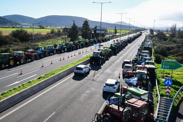 Κινητοποίηση αγροτών στην Εθνική Οδό Αθηνών-Λαμίας στο Κάστρο Βοιωτίας / EUROKINISSI