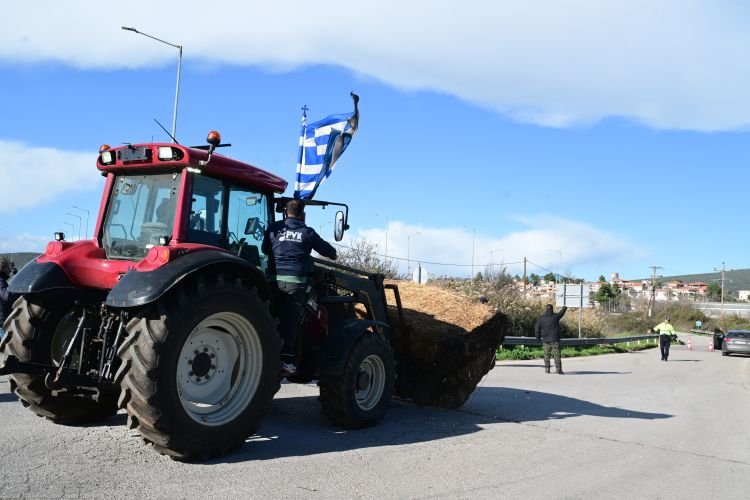 Κινητοποίηση αγροτών στην Εθνική Οδό Αθηνών-Λαμίας στο Κάστρο Βοιωτίας / EUROKINISSI
