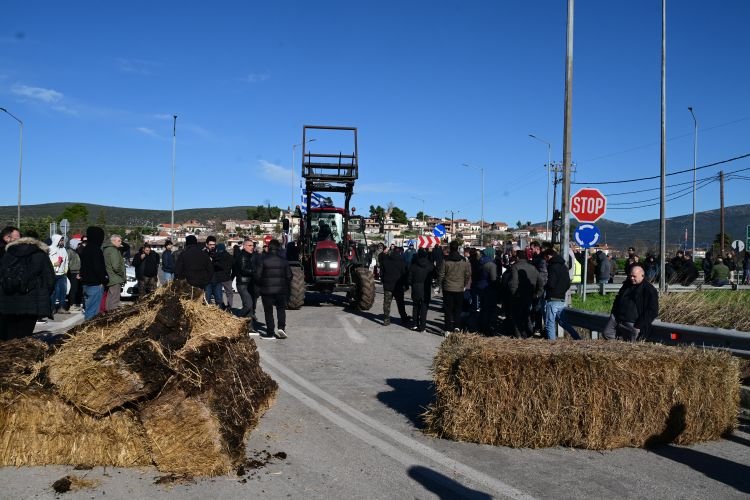 Κινητοποίηση αγροτών στην Εθνική Οδό Αθηνών-Λαμίας στο Κάστρο Βοιωτίας / EUROKINISSI