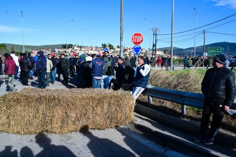 Κινητοποίηση αγροτών στην Εθνική Οδό Αθηνών-Λαμίας στο Κάστρο Βοιωτίας / EUROKINISSI