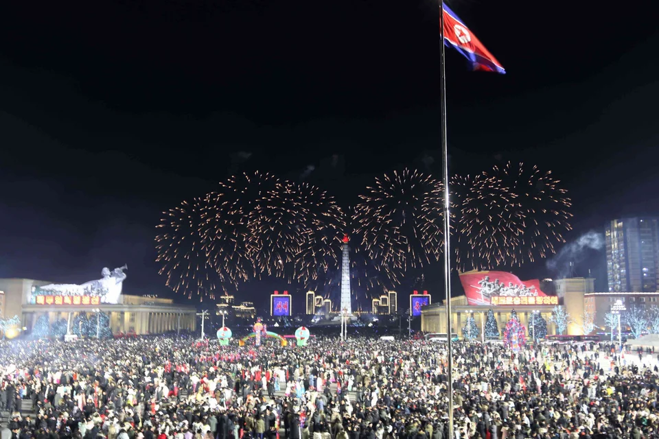 Το καθεστώς του Κιμ Γιονγκ Ουν πρόσφερε θέαμα στους κατοίκους της Πιονγιάνγκ στη Βόρεια Κορέα για την έλευση του 2026