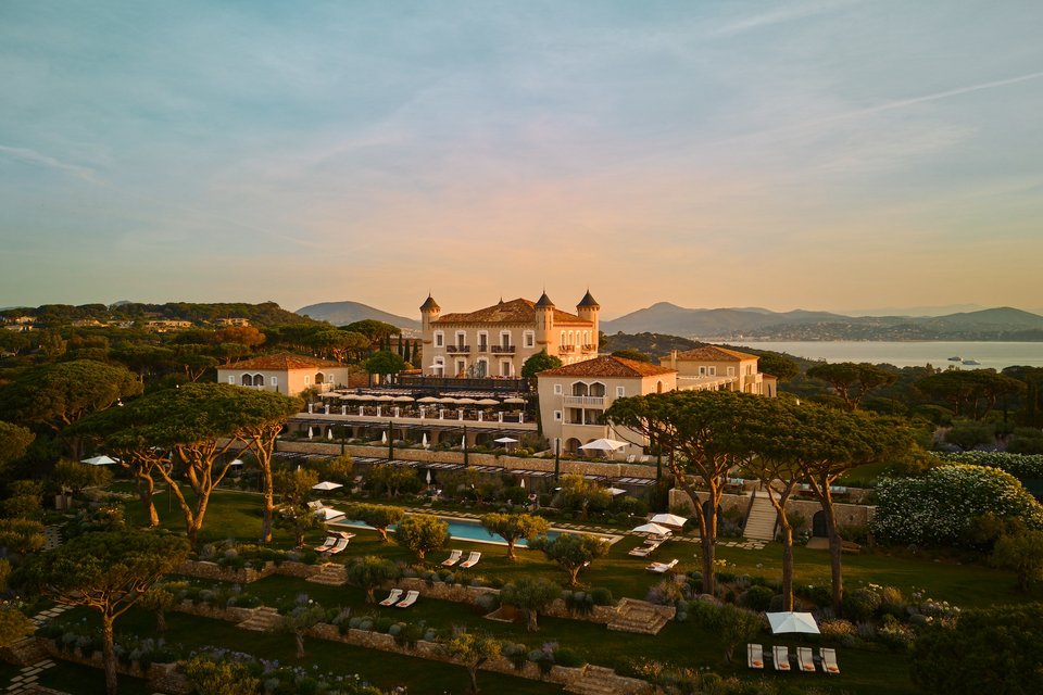 To ξενοδοχείο φέρνει μαζί του μια έτοιμη αφήγηση για τάξη, χρήμα, επιτήδευση και το είδος της χλιδής που διαφημίζει χαλαρότητα ενώ στην πραγματικότητα τη χτίζει με πρωτόκολλα / FACEBOOK