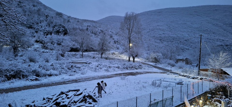Η χιονόπτωση που ξεκίνησε στα ορεινά της Ξάνθης και της Δράμας, αργά το απόγευμα Κυριακής / AΠΕ-ΜΠΕ 