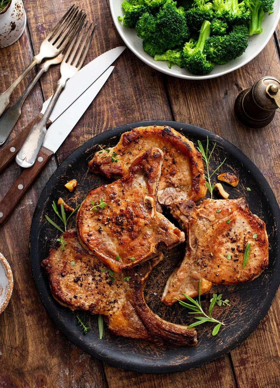 Χοιρινές μπριζόλες στο τηγάνι / Φωτογραφία: Shutterstock