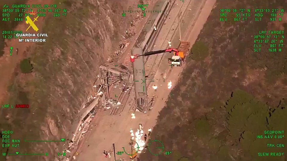 Φωτό της Guardia Civil της Ισπανίας που δείχνει εμφανώς τους γερανούς και το μπάζωμα του σημείου