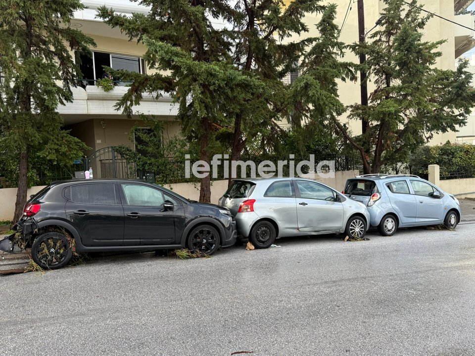 Ζημιές σε ΙΧ επί της οδού Τρικόρφων / Φωτογραφία: iefimerida.gr / Ειρήνη Μιλή
