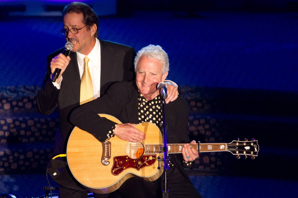 Ο Μπίλι Στάινμπεργκ (καθιστός με την κιθάρα)