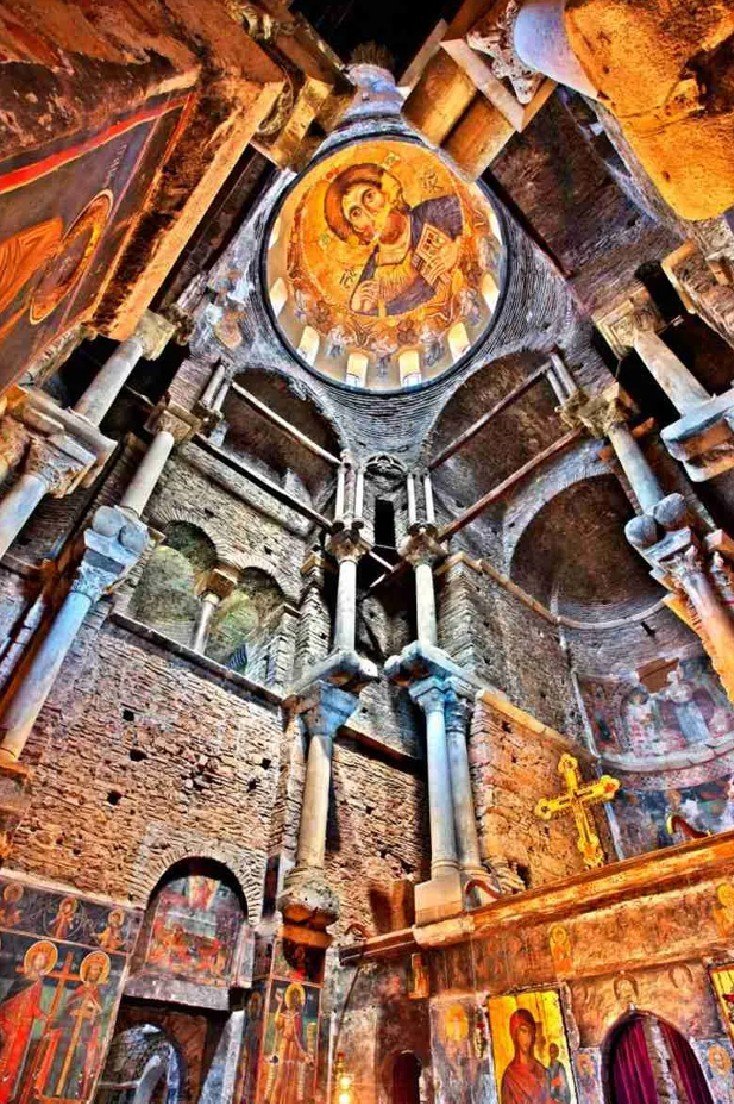 Το χαρακτηριστικό του στοιχείο είναι το πρωτότυπο σύστημα στήριξης του τρούλου σε οκτώ παραστάδες, πάνω στις οποίες πατάνε κίονες σε τρεις επάλληλες σειρές.