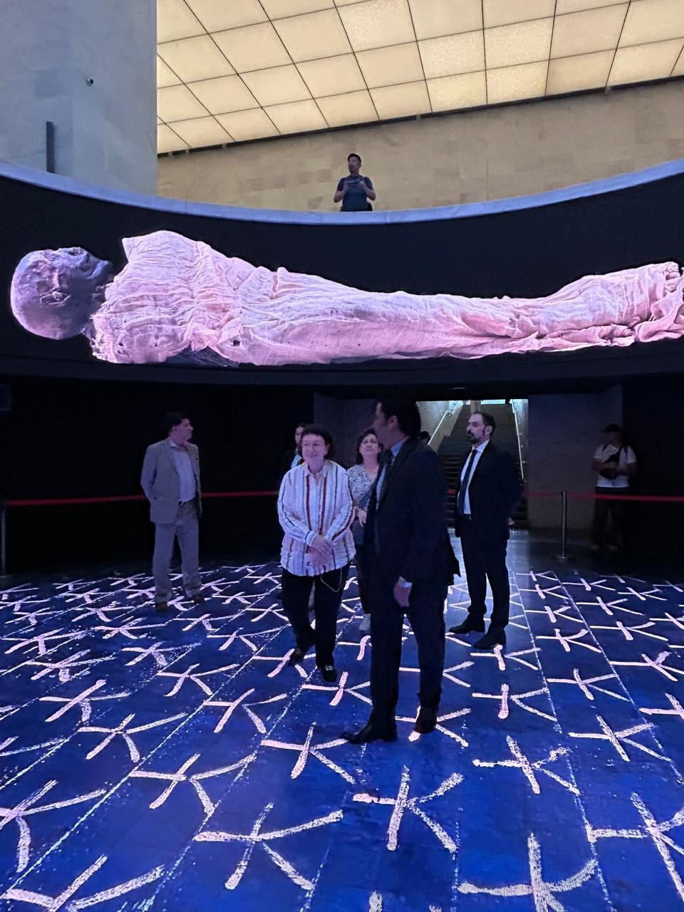 Η Υπουργός Πολιτισμού ξεναγήθηκε στο Εθνικό Μουσείο Αιγυπτιακού Πολιτισμού στο Κάιρο, από τον Διευθυντή El Tayeb Abbas