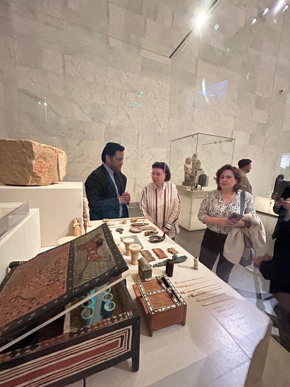 Η Υπουργός Πολιτισμού στο Εθνικό Μουσείο Αιγυπτιακού Πολιτισμού στο Κάιρο,  με τον Διευθυντή El Tayeb Abbas 