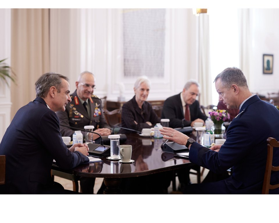 ΣΥΝΑΝΤΗΣΗ ΤΟΥ ΠΡΩΘΥΠΟΥΡΓΟΥ ΚΥΡΙΑΚΟΥ ΜΗΤΣΟΤΑΚΗ ΜΕ ΤΟΝ ΑΝΩΤΑΤΟ ΣΥΜΜΑΧΙΚΟ ΔΙΟΙΚΗΤΗ ΤΟΥ ΝΑΤΟ ΣΤΗΝ ΕΥΡΩΠΗ ALEXUS GRYNKEWICH (ΔΗΜΗΤΡΗΣ ΠΑΠΑΜΗΤΣΟΣ/ΓΡΑΦΕΙΟ ΤΥΠΟΥ ΠΡΩΘΥΠΟΥΡΓΟΥ/EUROKINISSI) 