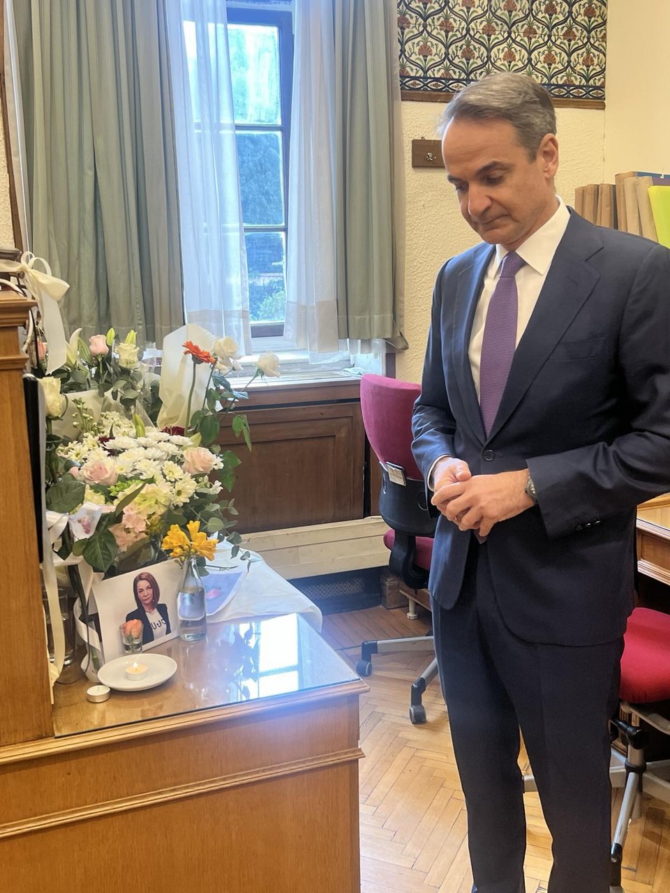 Ο Μητσοτάκης άφησε λουλουδι στο γραφείο της Πανέλλη