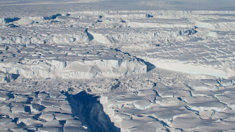 Ύστερα από μία εβδομάδα έντασης, κρύου, καθυστερήσεων και μικρών νικών, η αποστολή κατέρρευσε στο τελευταίο της βήμα: τα βασικά όργανα εγκλωβίστηκαν μέσα στον πάγο, περίπου στα τρία τέταρτα της διαδρομής, χωρίς να φτάσουν ποτέ στο νερό κάτω από τον παγετώνα / SHUTTERSTOCK