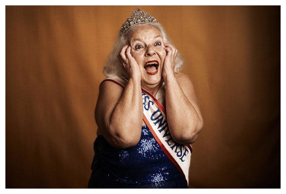 Γράφει ο Νίκος Καραθάνος; Ποιος θα ζει το καλοκαίριΚαι ποιος αύριο;Ούτε ο χρόνος δεν το ξέρειΠόσο μάλλον το αστέριΤο ΕπιδαύριοΠέφτουνε ξανά τα ΈθνηΣτα πατώματαΤη γλυκειά πενιά μου άκουΑπ’ την άκρη αυτού του λάκκουΜε τα πτώματαΠες μια ευχή για την ΕιρήνηΜις ΥφήλιοςΓιατί ο κάθε πόλεμός μουΕίμ’ εγώ κι ο εαυτός μουΕιν’ Εμφύλιος