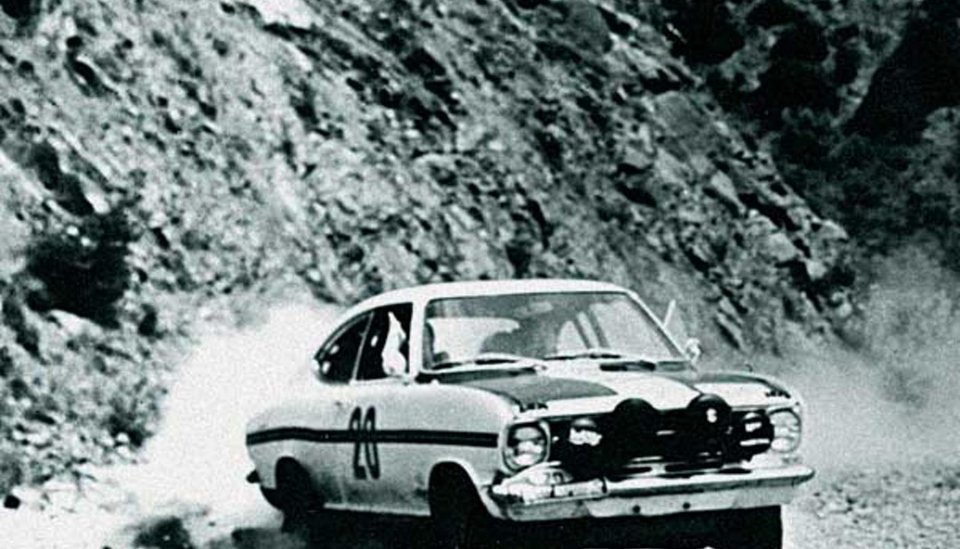 Λίγο αργότερα, το 1955, τη σκυτάλη πήρε ο Ιωάννης Πεσματζόγλου, ένας από τους πιο εμβληματικούς Έλληνες οδηγούς της εποχής / YOUTUBE