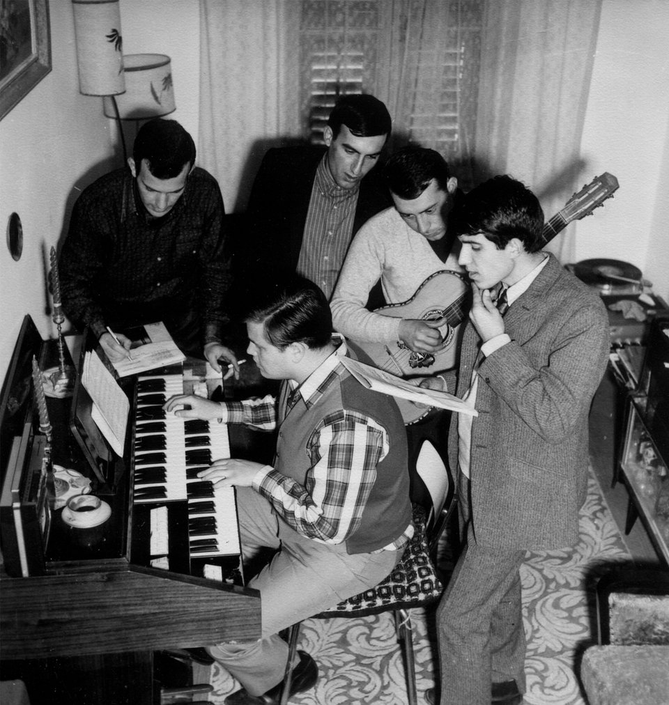 Οι ΟΛΥΜΠΙΑΝΣ προβάρουν τραγούδια. Θεσσαλονίκη 1966. ΑΡΧΕΙΟ Μ.Νταλούκα