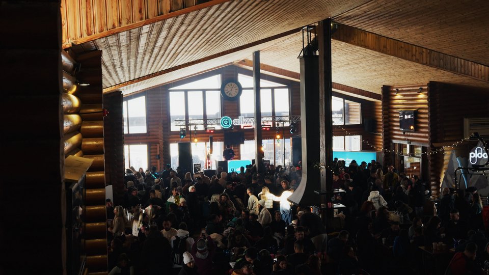 Κόσμος διασκεδάζει στο Après Ski Party της Allwyn 