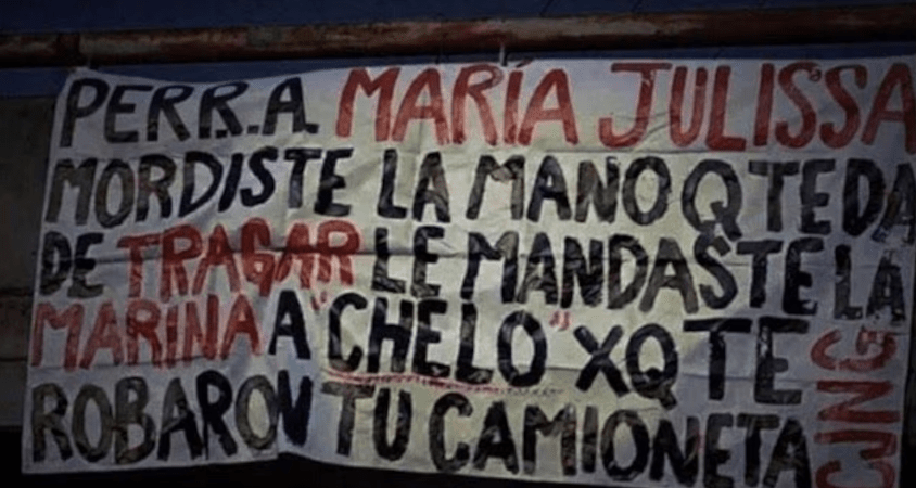 To πανό, που αναρτήθηκε σε γέφυρα στη Ζαποπάν της πολιτείάς Χαλίσκο στο δυτικό Μεξικό, κατηγορούσε το μοντέλο ότι «πρόδωσε» το καρτέλ «Νέα Γενιά Χαλίσκο» (CJNG)