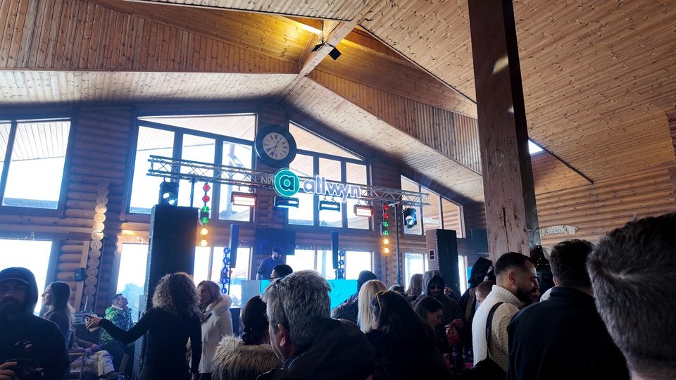 Κόσμος διασκεδάζει στο Après Ski Party της Allwyn 