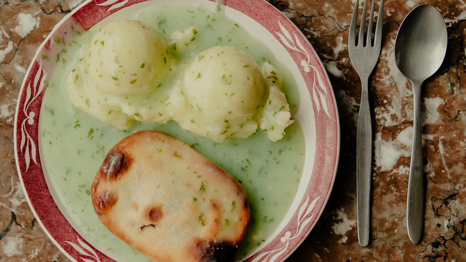 Διεθνή μέσα μιλούν για μια «αναπάντεχη αναβίωση» της παλιάς κόκνεϊ κουζίνας, παρατηρώντας ότι η ζήτηση για αυτό το χορταστικό πιάτο της εργατικής τάξης –μοσχαρίσια πίτα, πουρές, η χαρακτηριστική σάλτσα μαϊντανού που λέγεται liquor, και προαιρετικά αρακάς και χέλι– έχει αυξηθεί / SHUTTERSTOCK