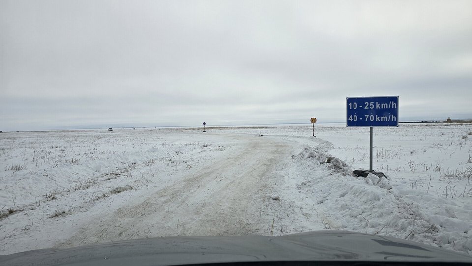 Οι εξαιρετικά χαμηλές θερμοκρασίες που επικράτησαν τις τελευταίες εβδομάδες στη βόρεια Ευρώπη «έδεσαν» τη Βαλτική με πάγο σε τέτοιο βαθμό, ώστε στην Εσθονία άνοιξε ξανά ένας δρόμος που, κυριολεκτικά, περνά πάνω από τη θάλασσα / ΑΡ