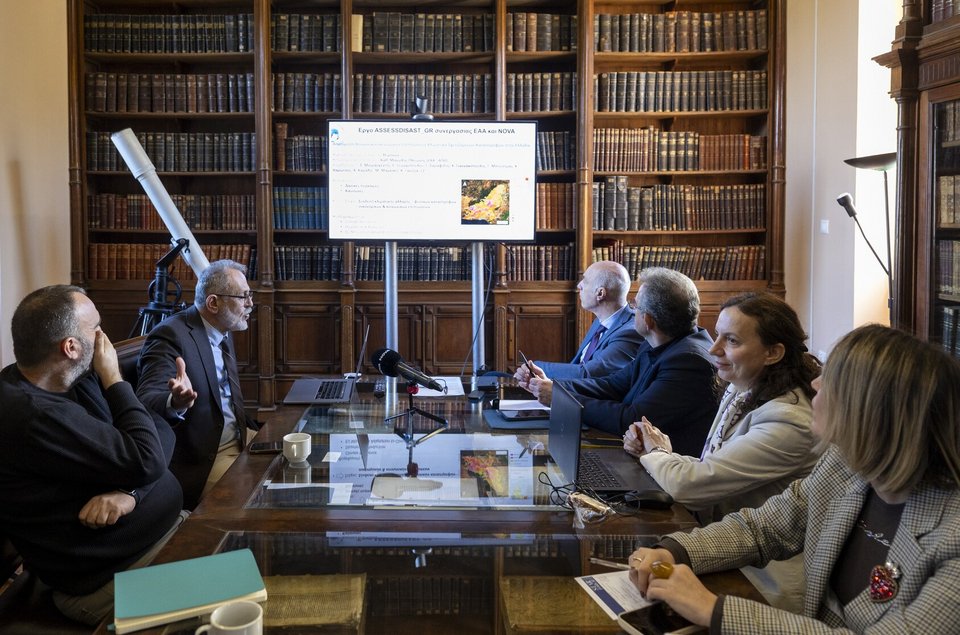 Δρ. Σεβαστιανός Μοιρασγεντής, Διευθυντής Ερευνών στο ΕΕΑ, Καθηγητής Μανώλης Πλειώνης, Επιστημονικός Υπεύθυνος του έργου, Δρ. Σπύρος Βασιλάκος, Διευθυντής και Πρόεδρος του Δ.Σ. του ΕΑΑ, Ευάγγελος Γκουντούφας, Γενικός Διευθυντής Δασών και Δασικού Περιβάλλοντος του ΥΠΕΝ, Μάρθα Κεσίσογλου, Corporate Affairs Executive Director της Nova και Δρ. Φαίη Μακαντάση, Διευθύντρια Ερευνών στη διαΝΕΟσις 