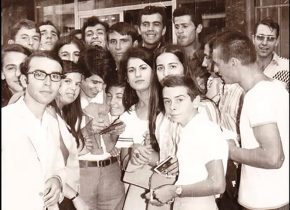 Ο Πασχάλης, «πνιγμένος» από θαυμαστές και θαυμάστριες, δίνει αυτόγραφα.1966, ΑΡΧΕΙΟ Μ.Νταλούκα