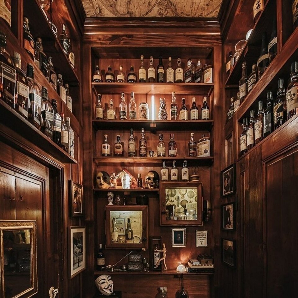 Η είσοδος γίνεται μόνο με κράτηση και διαρκεί έως 90 λεπτά. Μόλις μπείτε, τα πάντα — από τη μουσική και τα κοκτέιλ μέχρι τα ποτήρια και τη φωτεινότητα των φώτων — είναι στη δική σας διακριτική ευχέρεια / INSTAGRAM