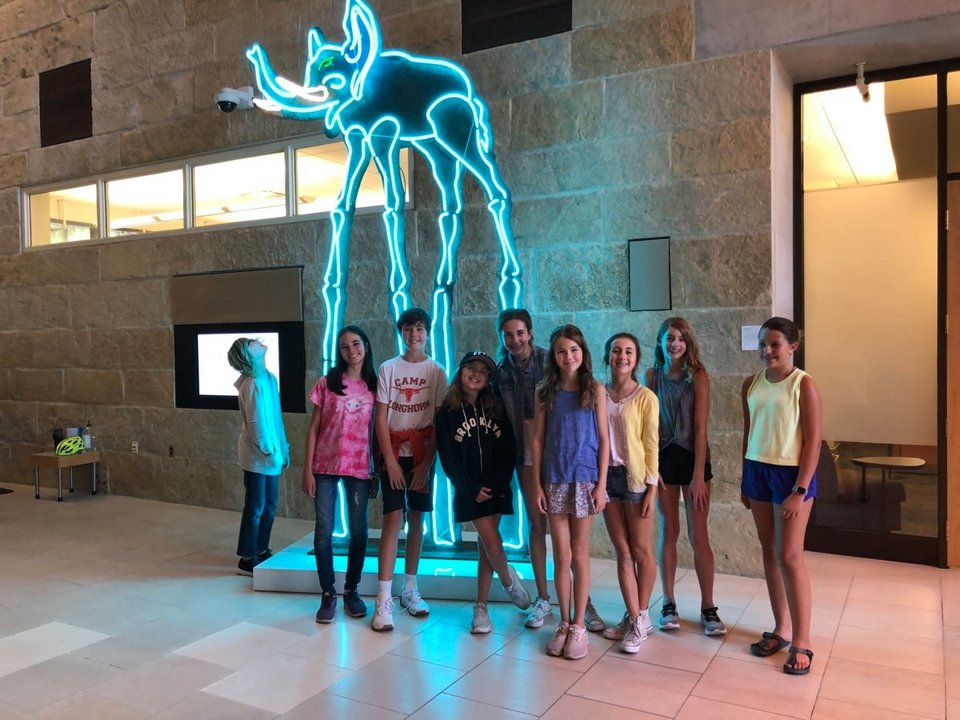 Σύμφωνα με όσα αναφέρουν οι υπεύθυνοι, η αλλαγή δεν αφορά απλώς την εισαγωγή μιας νέας εφαρμογής, αλλά έναν συνολικό ανασχεδιασμό της ημέρας: λιγότερες ώρες παραδοσιακών μαθημάτων, περισσότερος χρόνος για δεξιότητες ζωής και για ατομικά σχέδια εργασίας / instagram