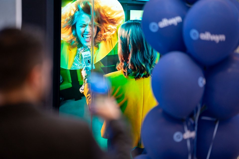 Πλήθος κόσμου βρέθηκε στα λαμπερά εγκαίνια του καταστήματος Allwyn στην Allwyn Arena 