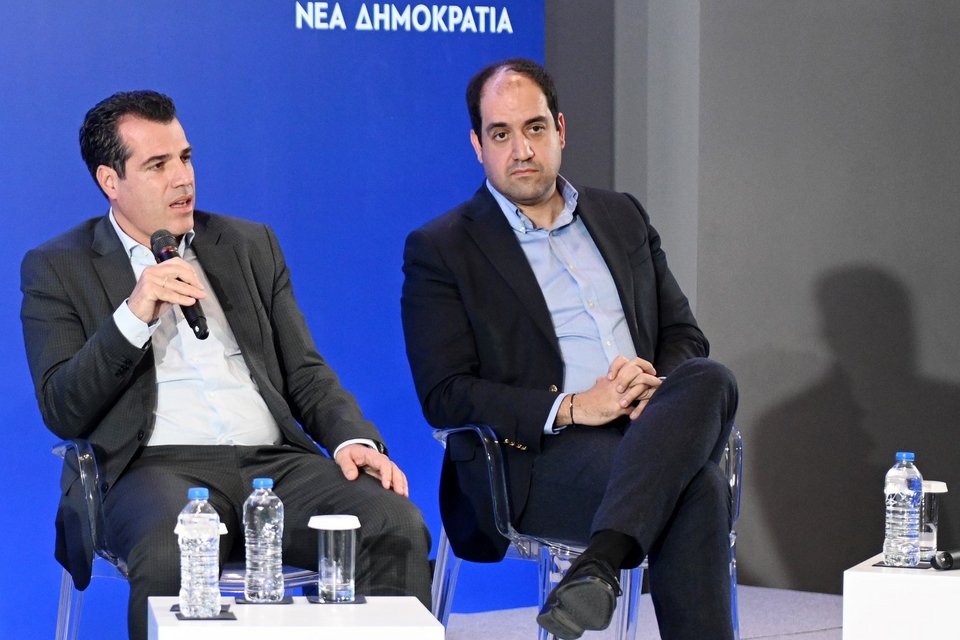 Ο υπουργός Μετανάστευσης και Ασύλου Θάνος Πλεύρης, δίπλα του ο υπουργός Κλιματικής Κρίσης και Πολιτικής Προστασίας Γιάννης Κεφαλογιάννης / Φωτογραφία: Intimenews