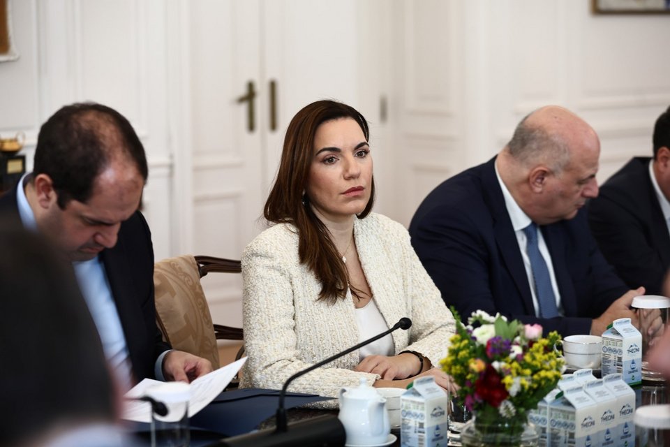 Η υπουργός Τουρισμού Όλγα Κεφαλογιάννης, αριστεράς της ο υπουργός Κλιματικής Κρίσης και Πολιτικής Προστασίας Γιάννης Κεφαλλογιάννης και δεξιά της ο υπουργός Αγροτικής Ανάπτυξης Κώστας Τσιάρας