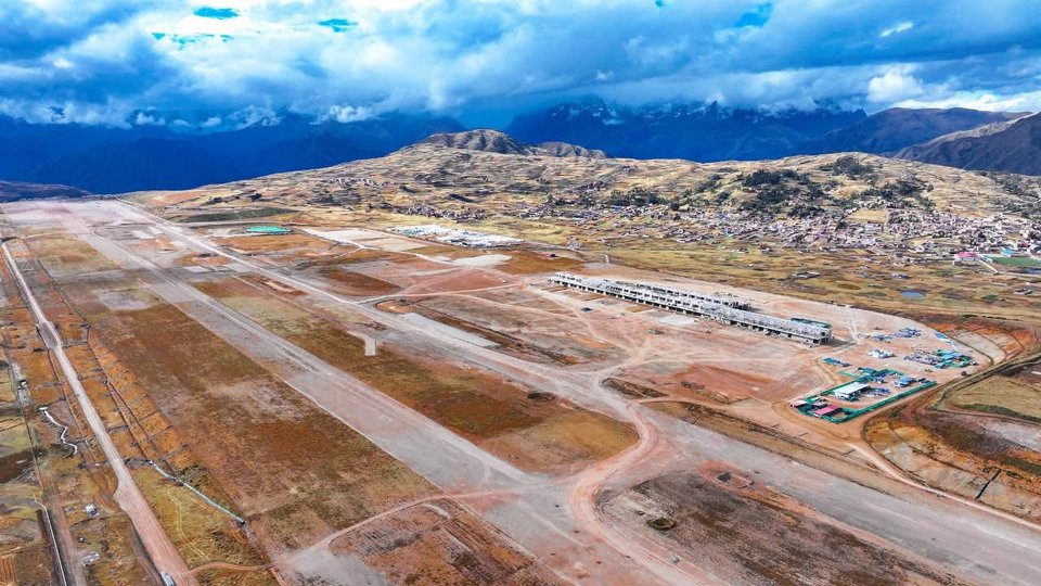 Σήμερα, όμως, η προοπτική ενός αεροδρομίου που θα μπορούσε να αυξήσει τον αριθμό των επισκεπτών έως και κατά 200% έχει προκαλέσει έντονες αντιδράσεις από τοπικές κοινότητες, ξεναγούς, αρχαιολόγους και περιβαλλοντικές οργανώσεις / ΑΡ