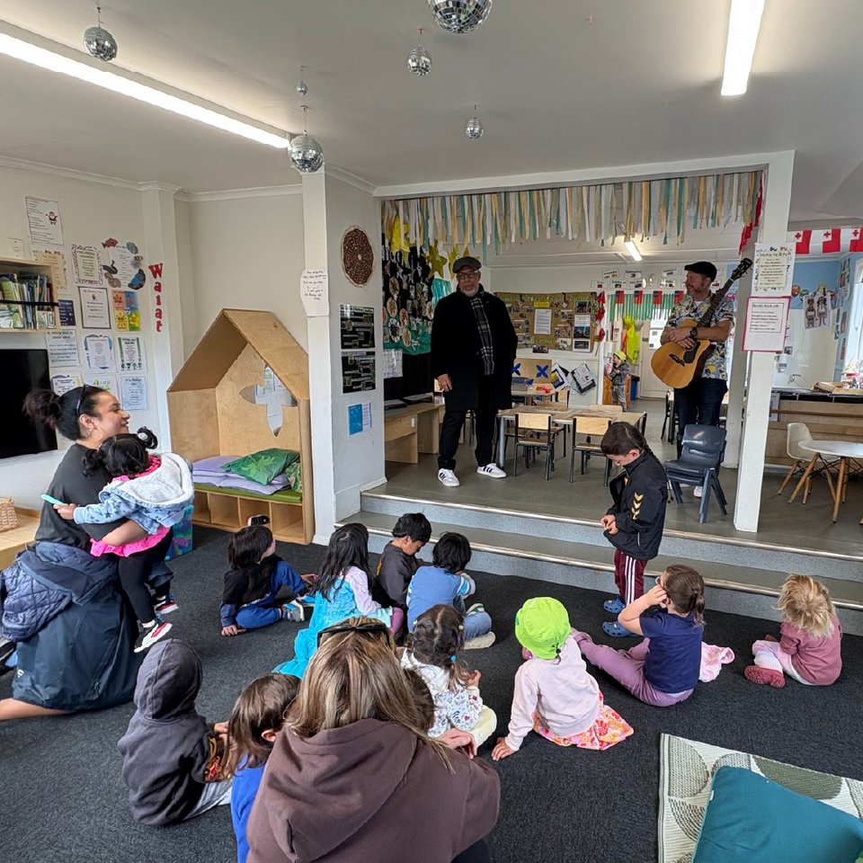 Η παρουσία ενός μωρού μέσα σε μια σχολική αίθουσα ίσως ακούγεται ασυνήθιστη. Κι όμως, για εκατοντάδες μαθητές στην Ιρλανδία αποτελεί ήδη μέρος της σχολικής τους καθημερινότητας / FACEBOOK