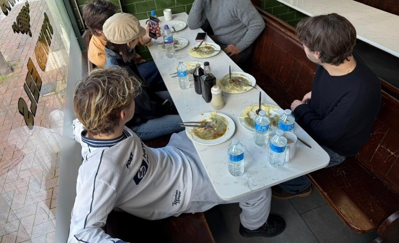 Ο Κρουζ με την παρέα του