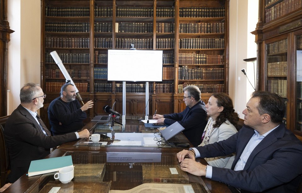 Καθηγητής Μανώλης Πλειώνης, Επιστημονικός Υπεύθυνος του έργου, Δρ. Σεβαστιανός Μοιρασγεντής, Διευθυντής Ερευνών στο ΕΕΑ, Ευάγγελος Γκουντούφας, Γενικός Διευθυντής Δασών και Δασικού Περιβάλλοντος του ΥΠΕΝ, Μάρθα Κεσίσογλου, Corporate Affairs Executive Director της Nova και Αλέξανδρος Μπρέγιαννης, CEO της Nova ICT 