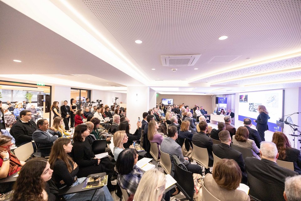 Στιγμιότυπο από το κατάμεστο κεντρικό Αμφιθέατρο του Πανεπιστημίου Keele Greece στην Αθήνα 