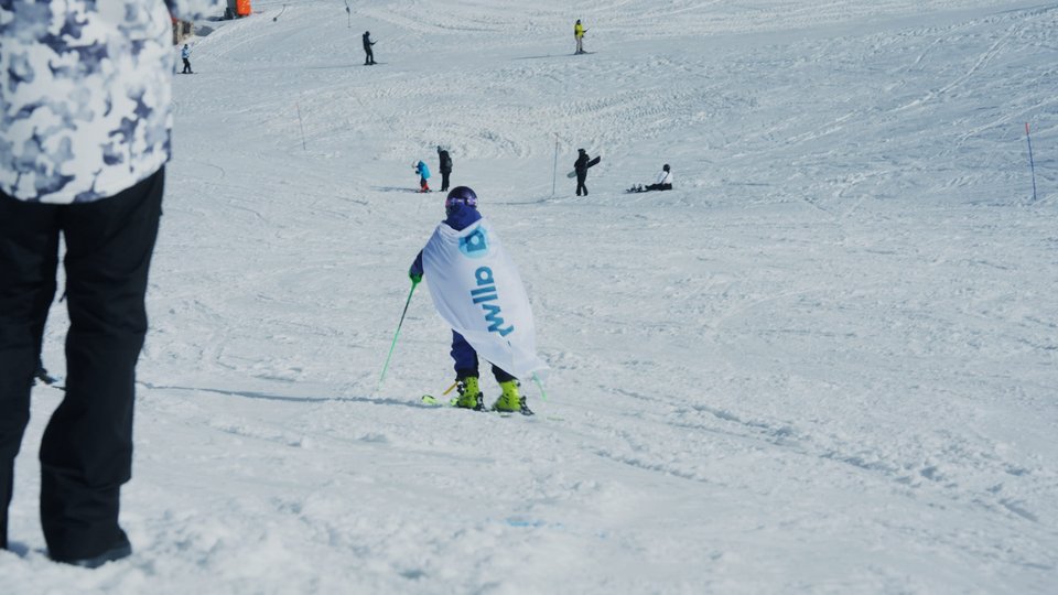Η Εύα Νίκου κατεβαίνει την πίστα σκι 