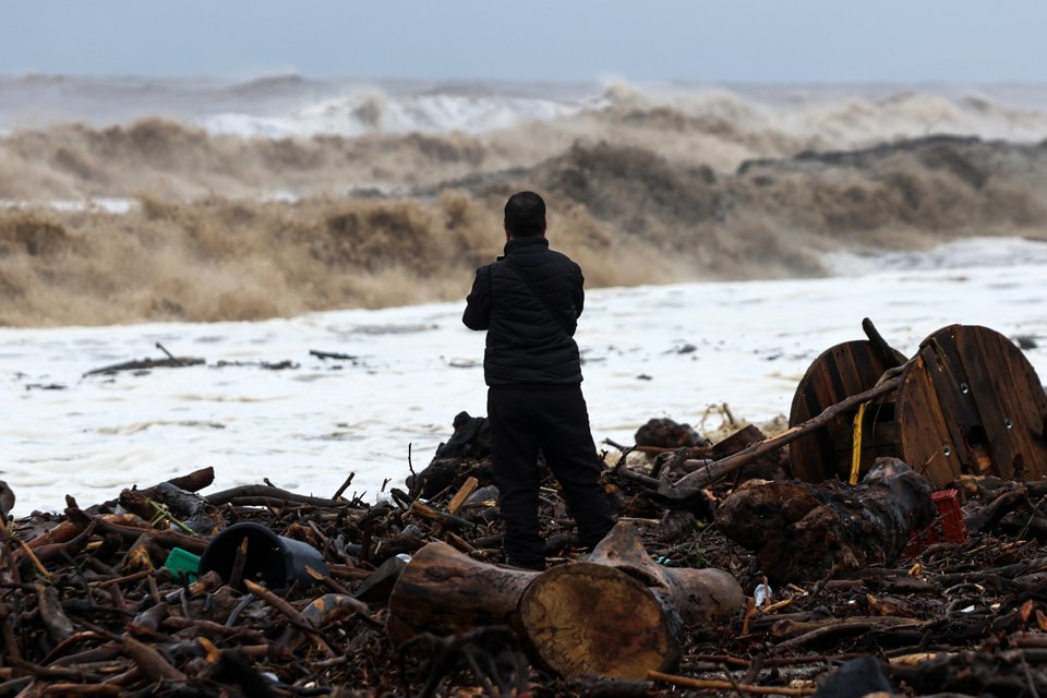 Τεράστια κύματα προκάλεσαν καταστροφές στον Αγιόκαμπο της Λάρισας / Intime