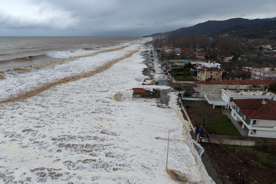 Η θάλασσα πλημμύρισε τον παραλιακό δρόμο του Αγιόκαμπου στη Λάρισα / Intime